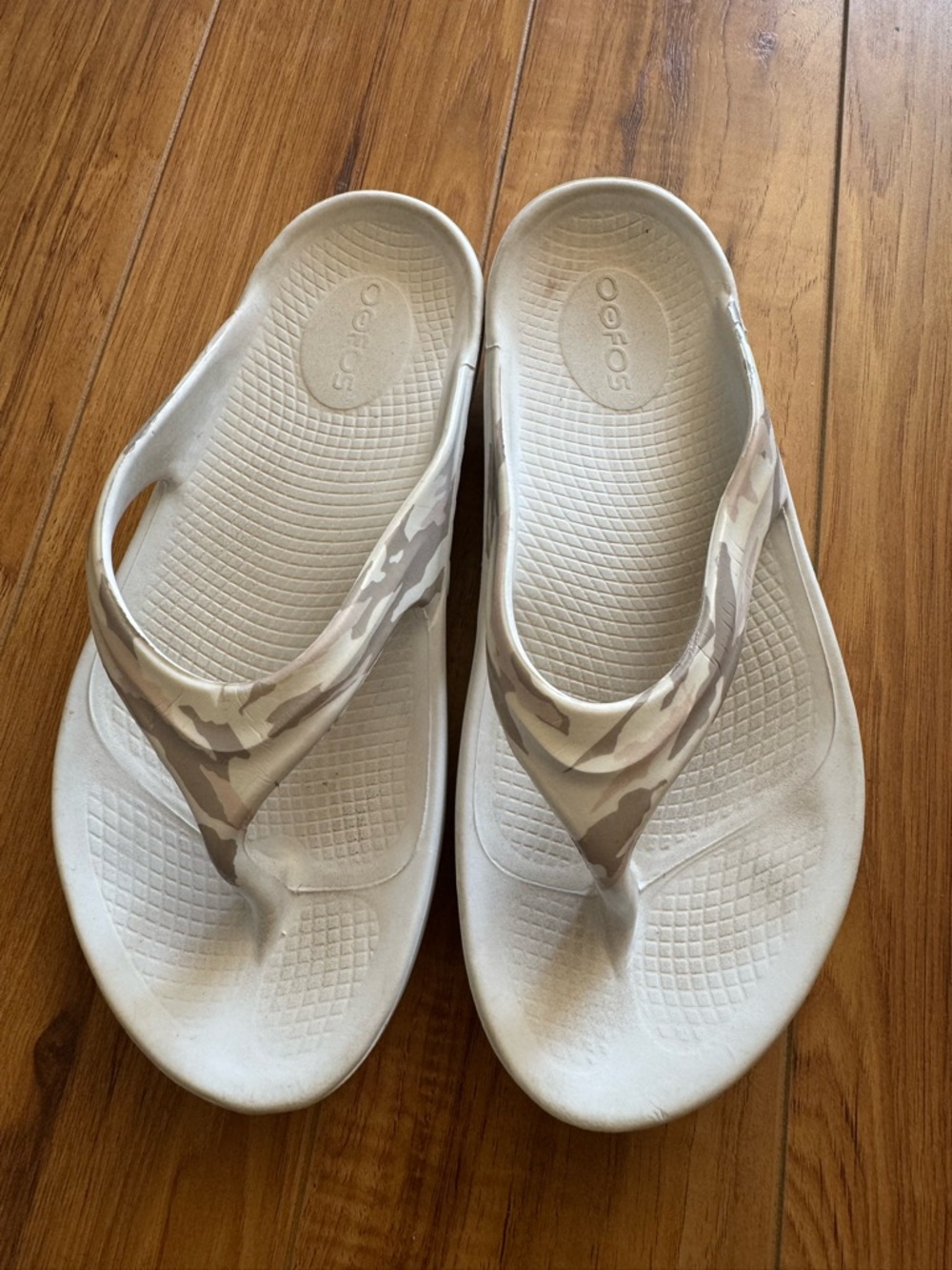 OOFOS OOriginal Comfort Recovery Sandal White Camo Women’s 6 US/37EU